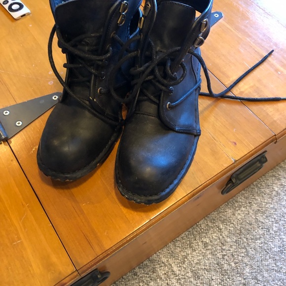 Leather ankle boots with cut outs at ankles - Picture 6 of 7